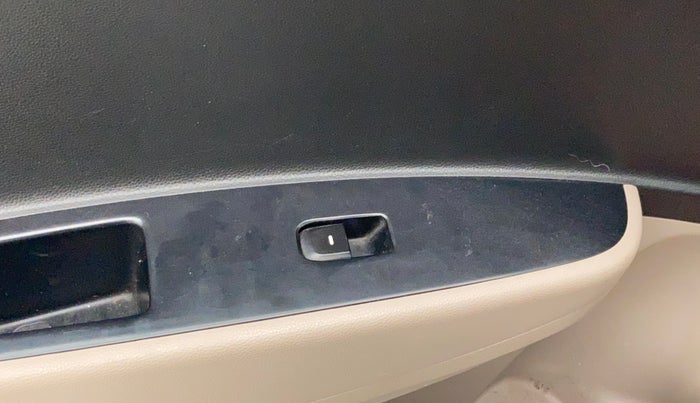 2019 Hyundai Grand i10 SPORTZ 1.2 KAPPA VTVT, CNG, Manual, 50,414 km, Left front window switch / handle - Switch/handle not functional