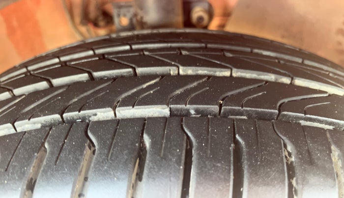 2019 Volkswagen Polo HIGHLINE PLUS 1.0, Petrol, Manual, 1,23,914 km, Right Front Tyre Tread