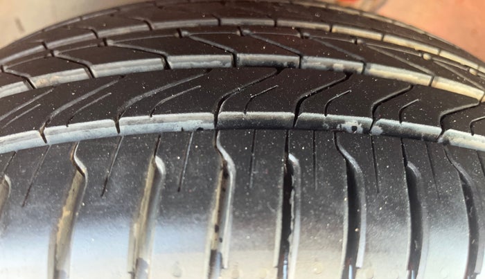 2019 Volkswagen Polo HIGHLINE PLUS 1.0, Petrol, Manual, 1,23,914 km, Left Front Tyre Tread