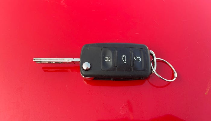 2019 Volkswagen Polo HIGHLINE PLUS 1.0, Petrol, Manual, 1,23,914 km, Key Close Up