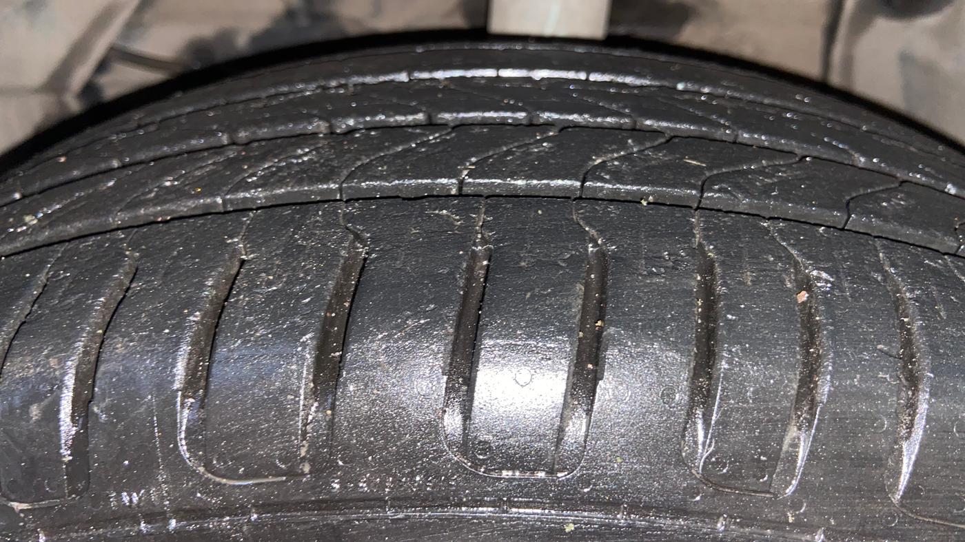 2015 Maruti S Cross ALPHA 1.6, Diesel, Manual, 1,32,030 km, Left Front Tyre Tread