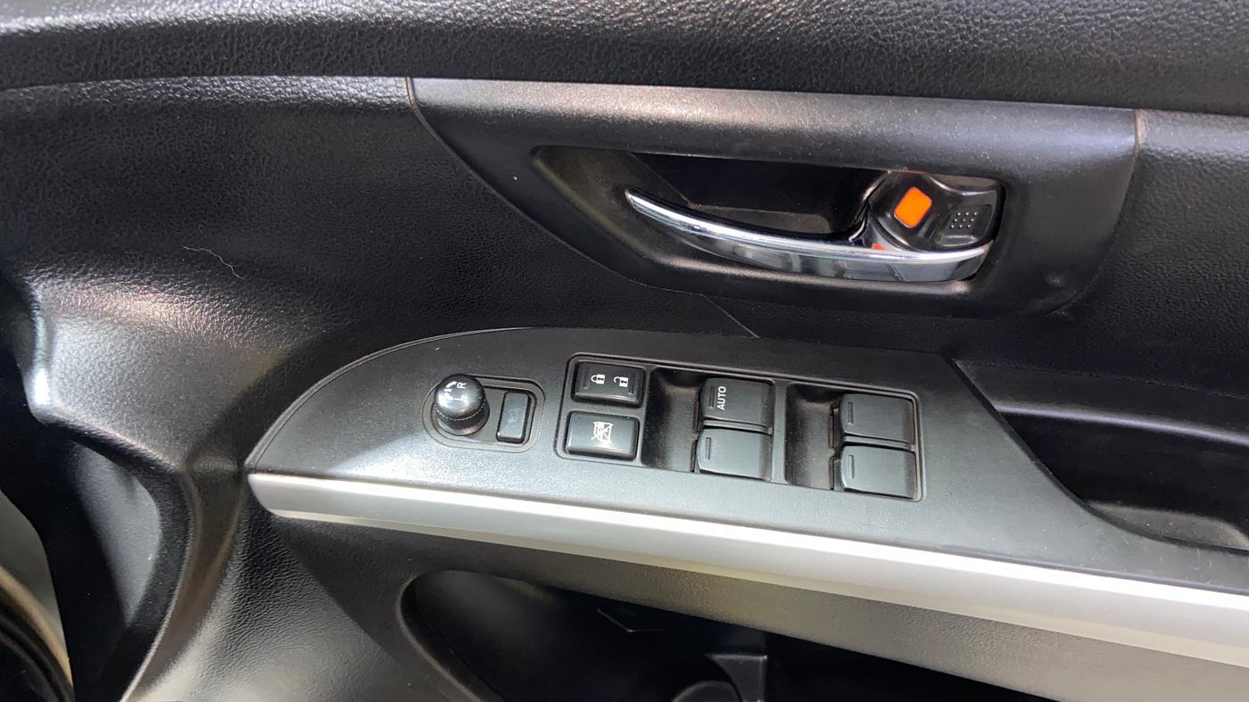 2015 Maruti S Cross ALPHA 1.6, Diesel, Manual, 1,32,030 km, Driver Side Door Panels Control