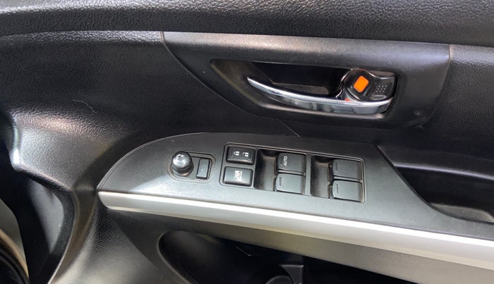 2015 Maruti S Cross ALPHA 1.6, Diesel, Manual, 1,31,439 km, Driver Side Door Panels Control