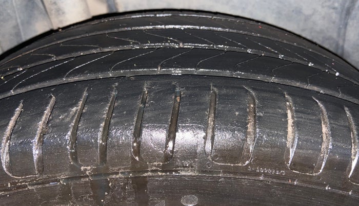 2015 Maruti S Cross ALPHA 1.6, Diesel, Manual, 1,31,439 km, Right Rear Tyre Tread