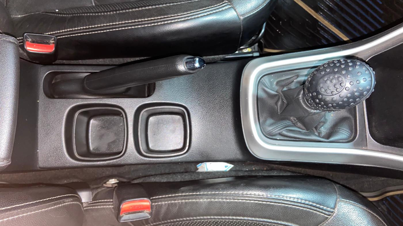 2015 Maruti S Cross ALPHA 1.6, Diesel, Manual, 1,32,030 km, Gear Lever
