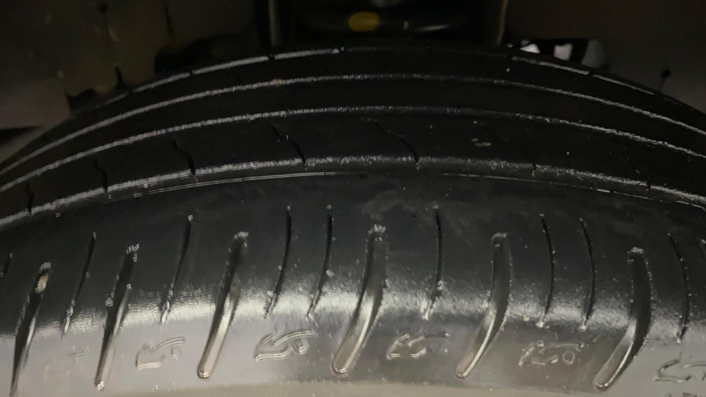 2016 Mahindra NUVOSPORT N8, Diesel, Manual, 75,995 km, Right Front Tyre Tread