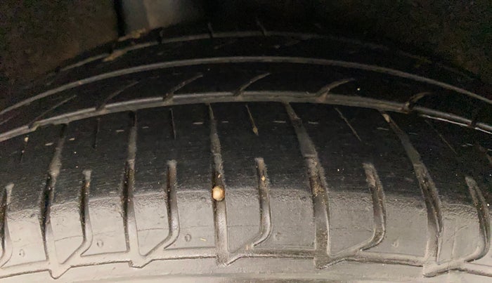 2016 Maruti Baleno ZETA DIESEL 1.3, Diesel, Manual, 1,05,249 km, Right Rear Tyre Tread