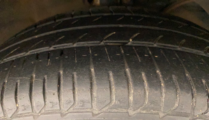 2016 Maruti Baleno ZETA DIESEL 1.3, Diesel, Manual, 1,05,249 km, Right Front Tyre Tread