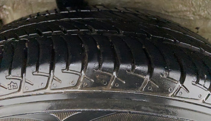 2016 Maruti Celerio VXI CNG D, CNG, Manual, 28,122 km, Right Front Tyre Tread