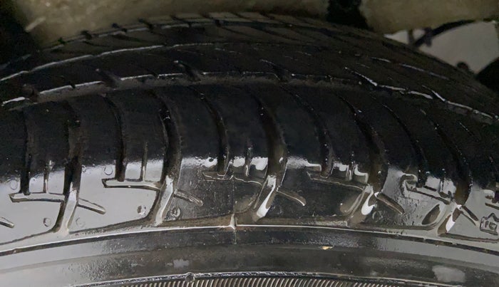 2016 Maruti Celerio VXI CNG D, CNG, Manual, 28,122 km, Left Front Tyre Tread