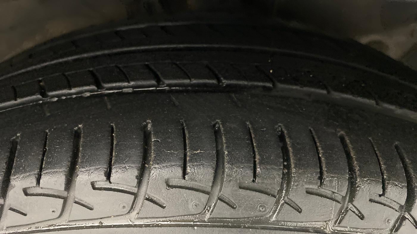 2015 Hyundai Verna FLUIDIC 1.4 VTVT, Petrol, Manual, 23,625 km, Right Front Tyre Tread