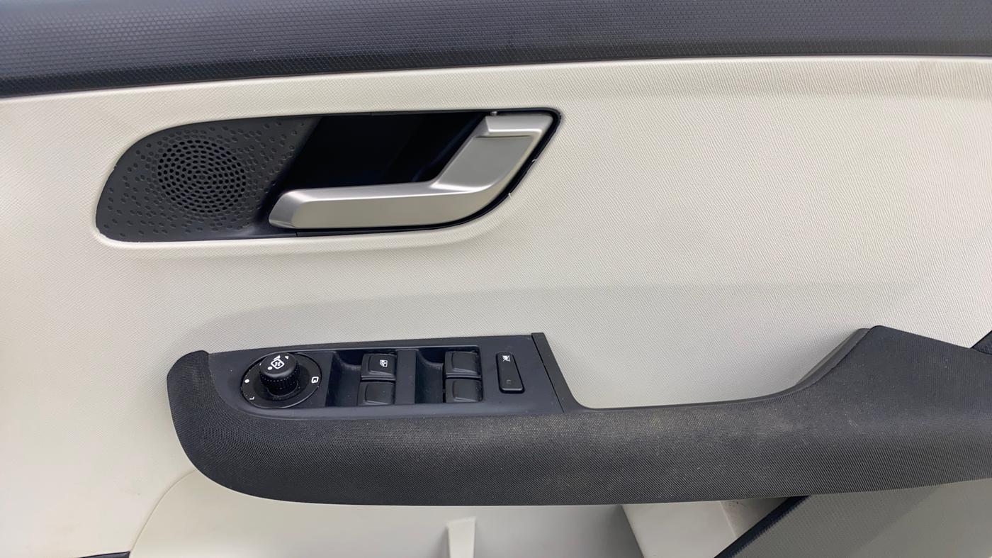 2024 Tata ALTROZ XZA Lux, Petrol, Automatic, 17,688 km, Driver Side Door Panels Control