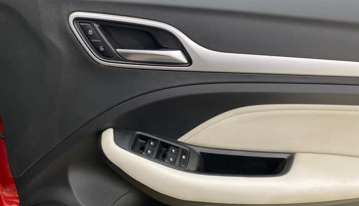 2022 MG ASTOR SMART EX 1.5 MT, Petrol, Manual, 45,678 km, Driver Side Door Panels Control