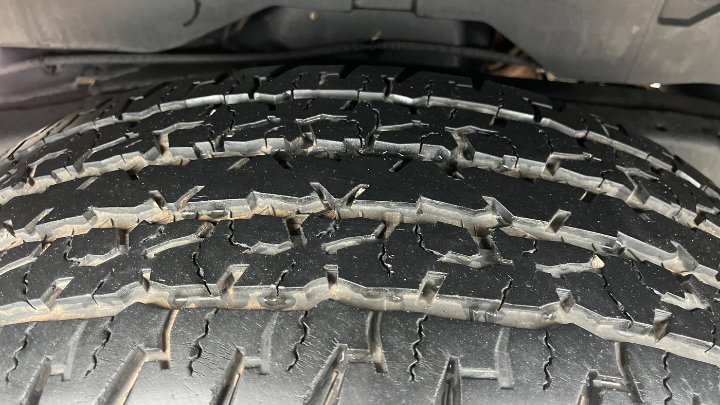2023 Mahindra Thar LX P 2WD AT HT, Petrol, Automatic, 21,350 km, Right Rear Tyre Tread
