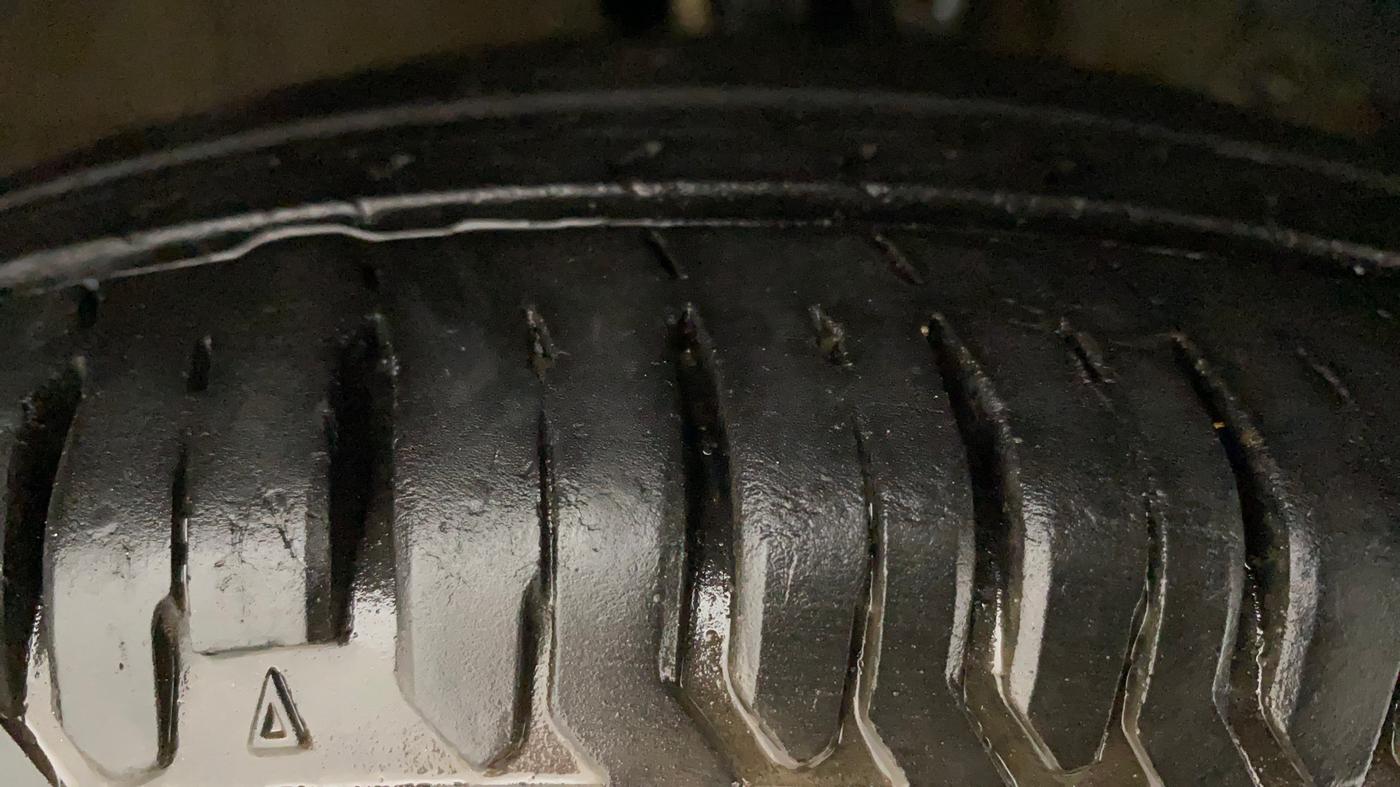 2018 Maruti Swift VXI AMT, Petrol, Automatic, 41,628 km, Right Front Tyre Tread