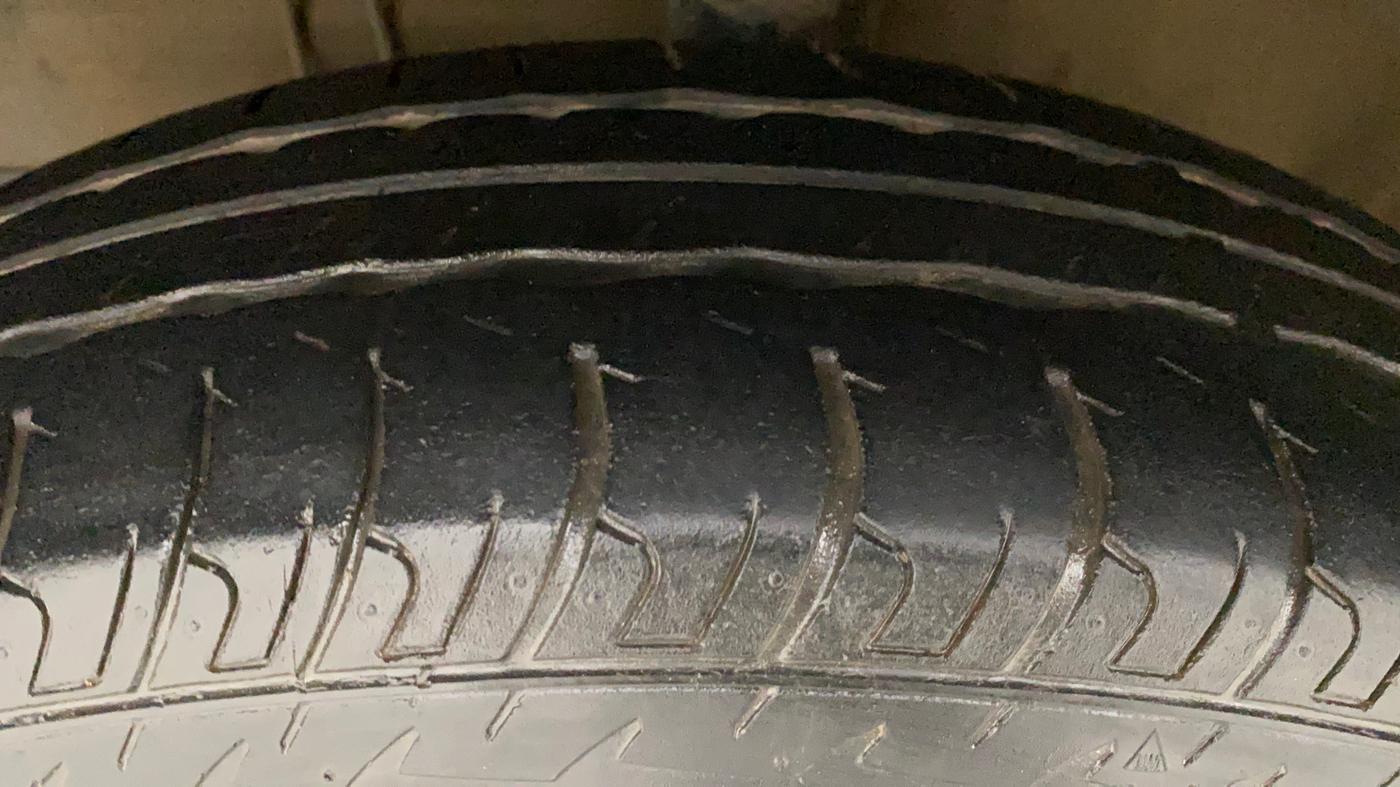 2015 Maruti Swift VXI, Petrol, Manual, 31,823 km, Left Front Tyre Tread