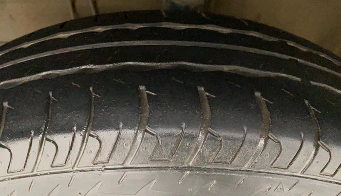 2015 Maruti Swift VXI, Petrol, Manual, 31,823 km, Left Front Tyre Tread
