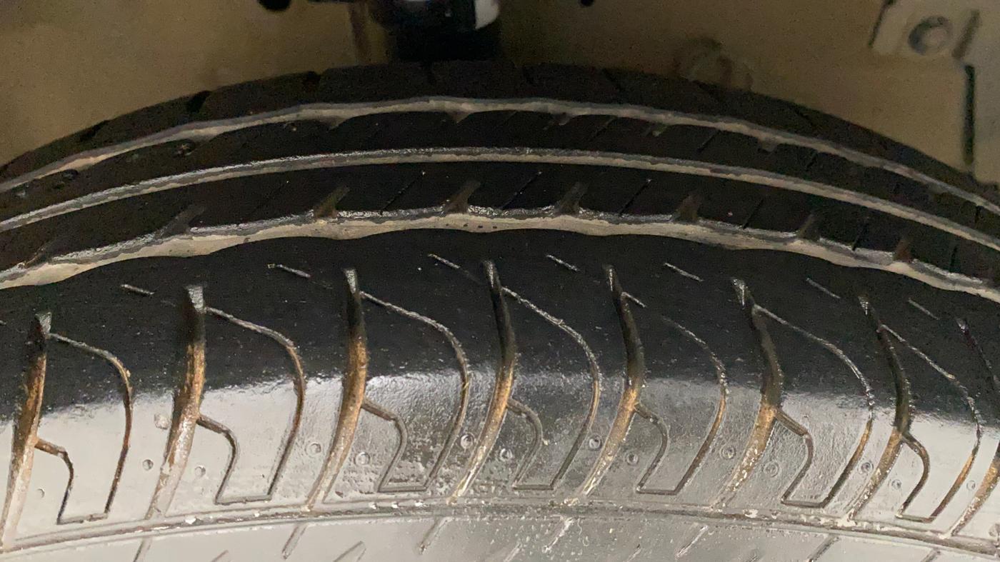 2015 Maruti Swift VXI, Petrol, Manual, 31,823 km, Right Front Tyre Tread