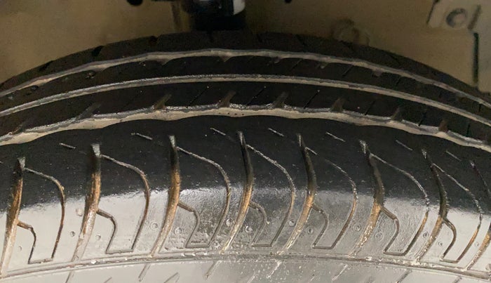 2015 Maruti Swift VXI, Petrol, Manual, 31,823 km, Right Front Tyre Tread