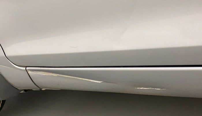 2015 Maruti Swift VXI, Petrol, Manual, 31,823 km, Left running board - Minor scratches