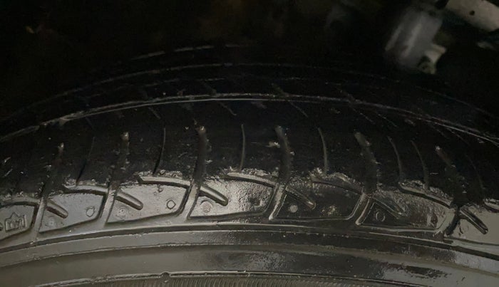 2017 Volkswagen Polo COMFORTLINE 1.2L, Petrol, Manual, 53,815 km, Right Front Tyre Tread