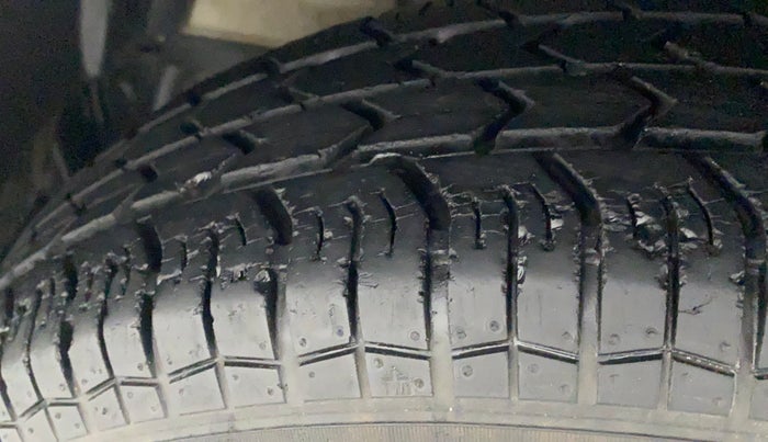2013 Maruti Swift Dzire VXI, Petrol, Manual, 33,497 km, Left Front Tyre Tread