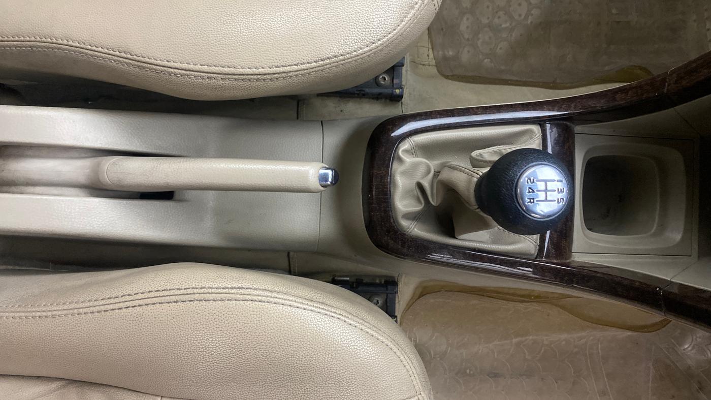 2015 Maruti Swift Dzire ZXI, Petrol, Manual, 64,108 km, Gear Lever