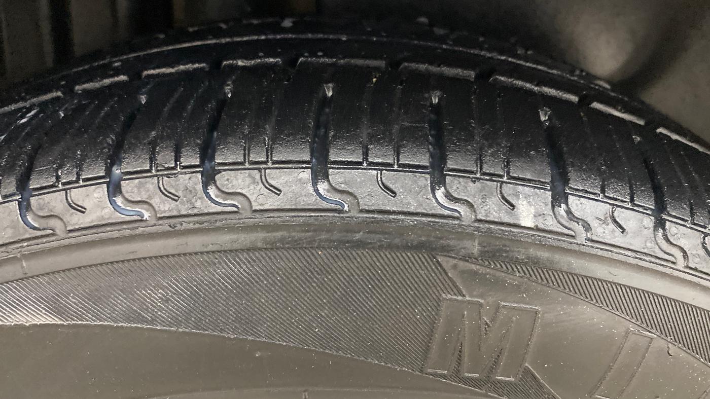 2015 Maruti Swift Dzire ZXI, Petrol, Manual, 64,108 km, Right Rear Tyre Tread