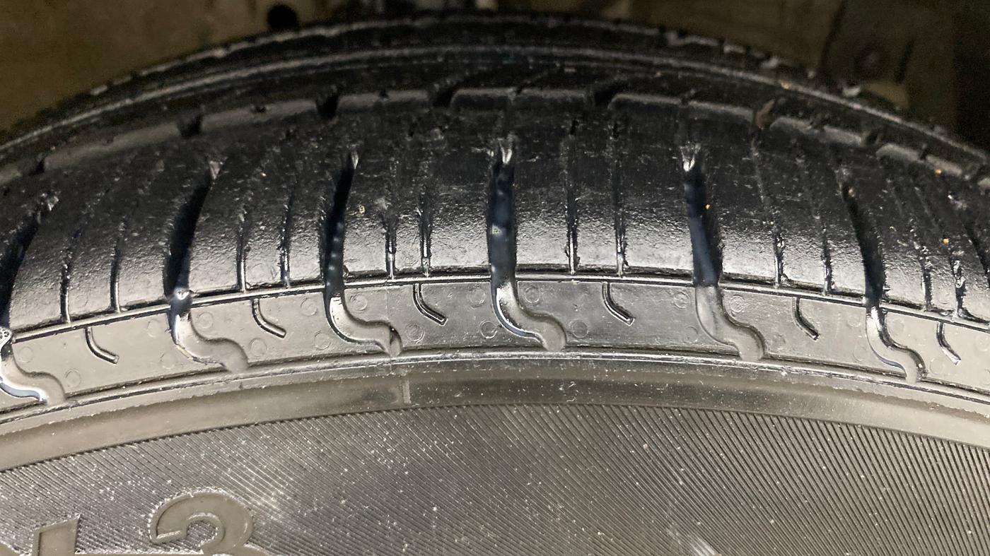 2015 Maruti Swift Dzire ZXI, Petrol, Manual, 64,108 km, Right Front Tyre Tread