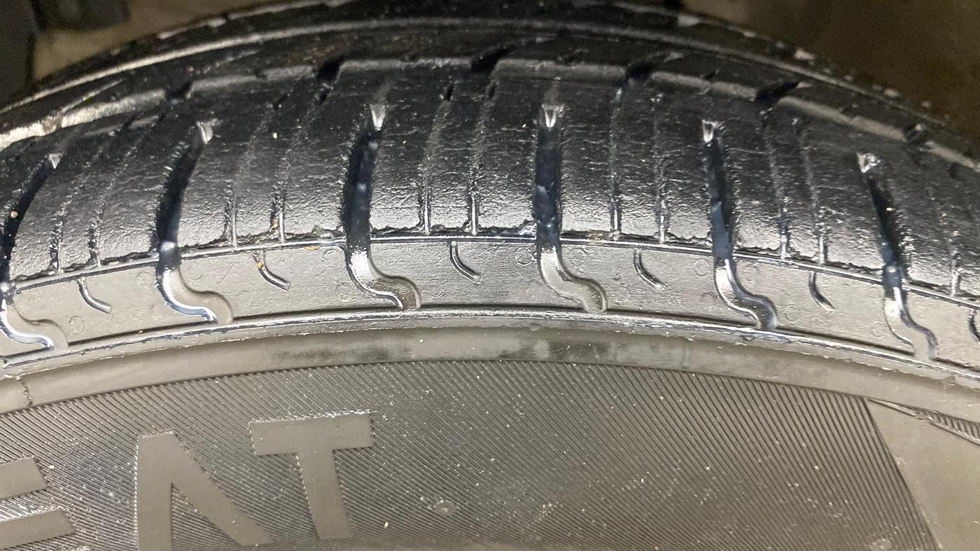 2015 Maruti Swift Dzire ZXI, Petrol, Manual, 64,108 km, Left Front Tyre Tread
