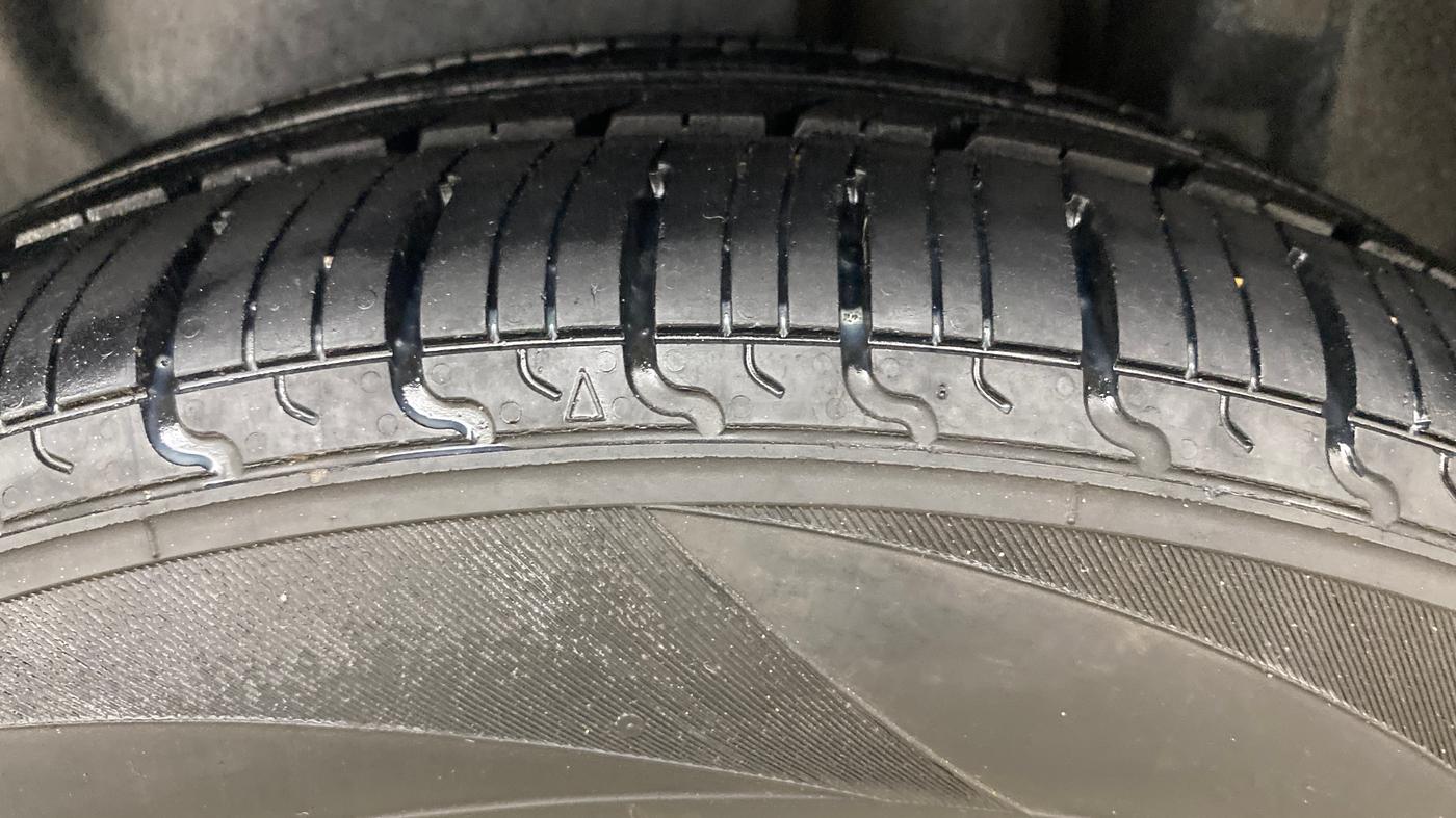 2015 Maruti Swift Dzire ZXI, Petrol, Manual, 64,108 km, Left Rear Tyre Tread