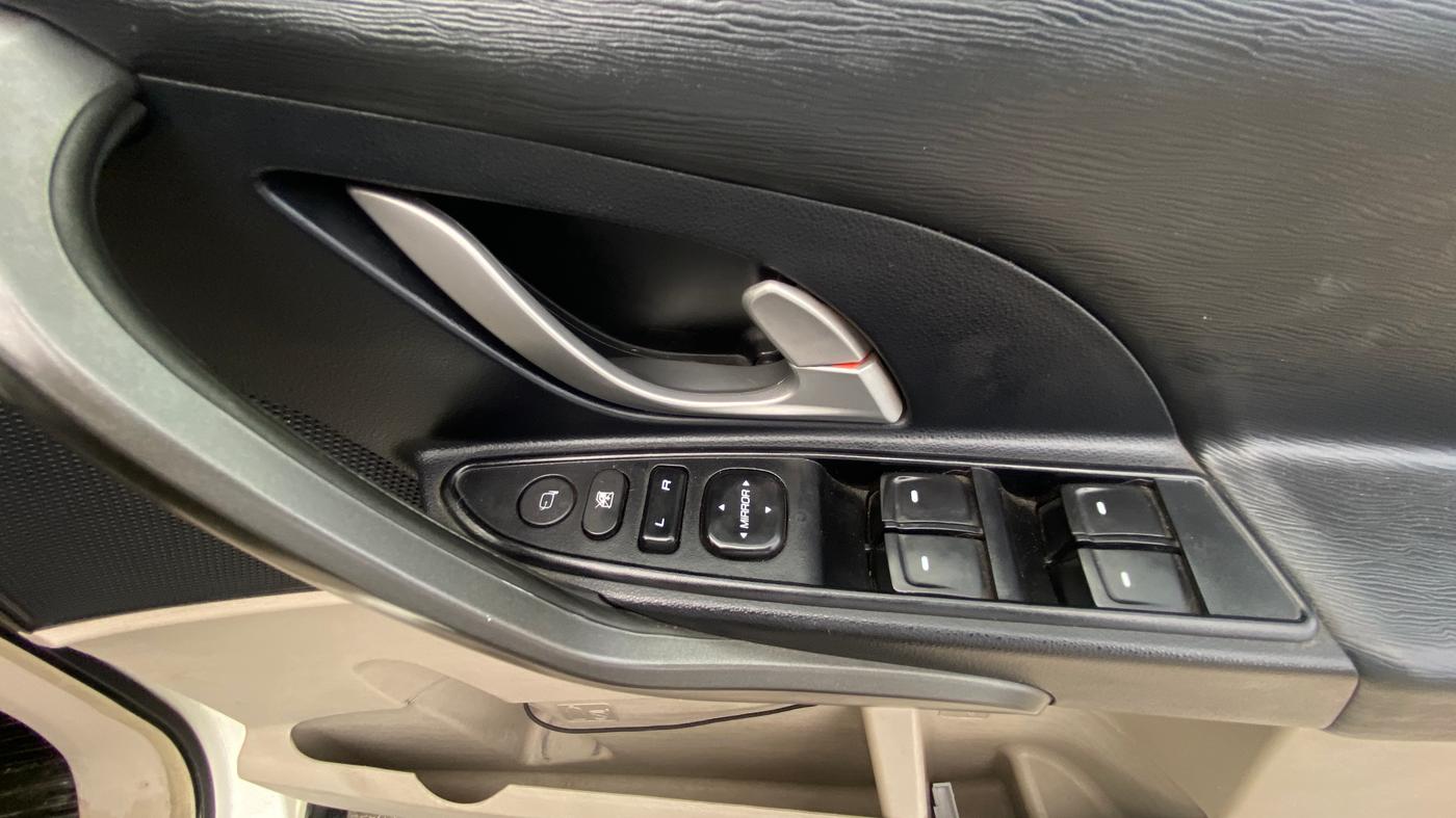 2015 Mahindra XUV500 W10, Diesel, Manual, 77,864 km, Driver Side Door Panels Control