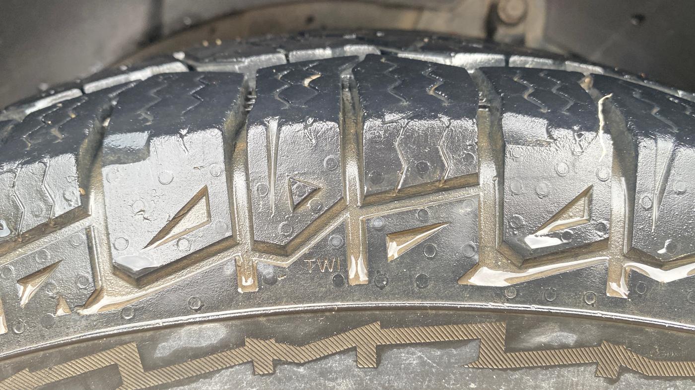 2015 Mahindra XUV500 W10, Diesel, Manual, 77,864 km, Left Rear Tyre Tread