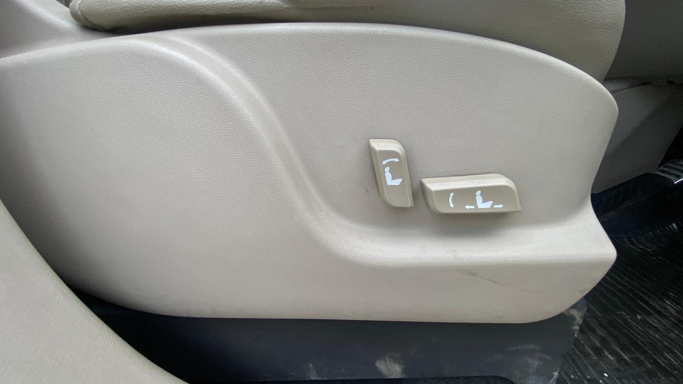 2015 Mahindra XUV500 W10, Diesel, Manual, 77,864 km, Driver Side Adjustment Panel