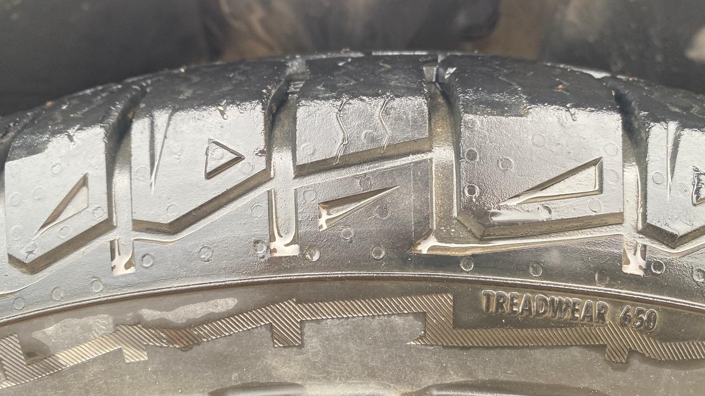 2015 Mahindra XUV500 W10, Diesel, Manual, 77,864 km, Right Front Tyre Tread