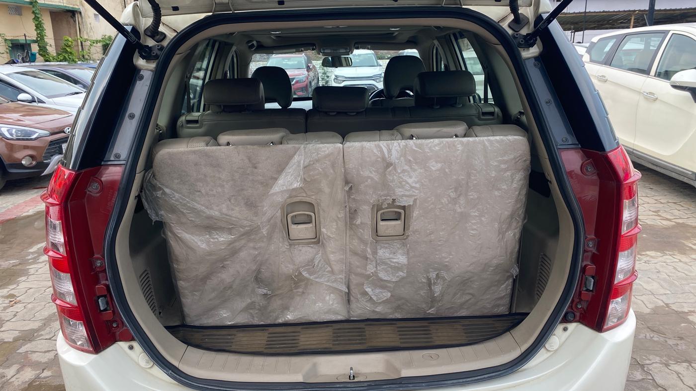 2015 Mahindra XUV500 W10, Diesel, Manual, 77,864 km, Boot Inside