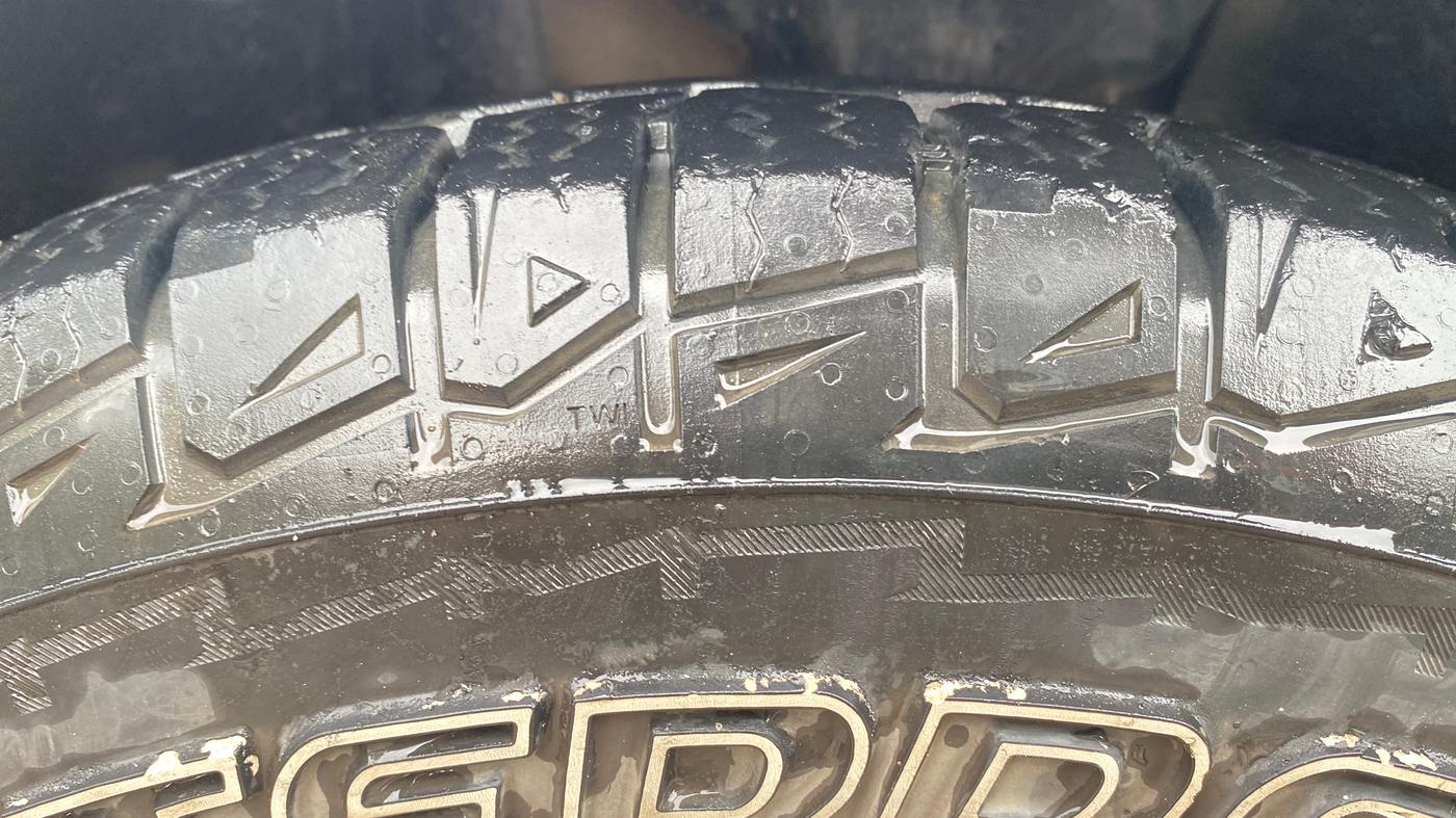 2015 Mahindra XUV500 W10, Diesel, Manual, 77,864 km, Left Front Tyre Tread