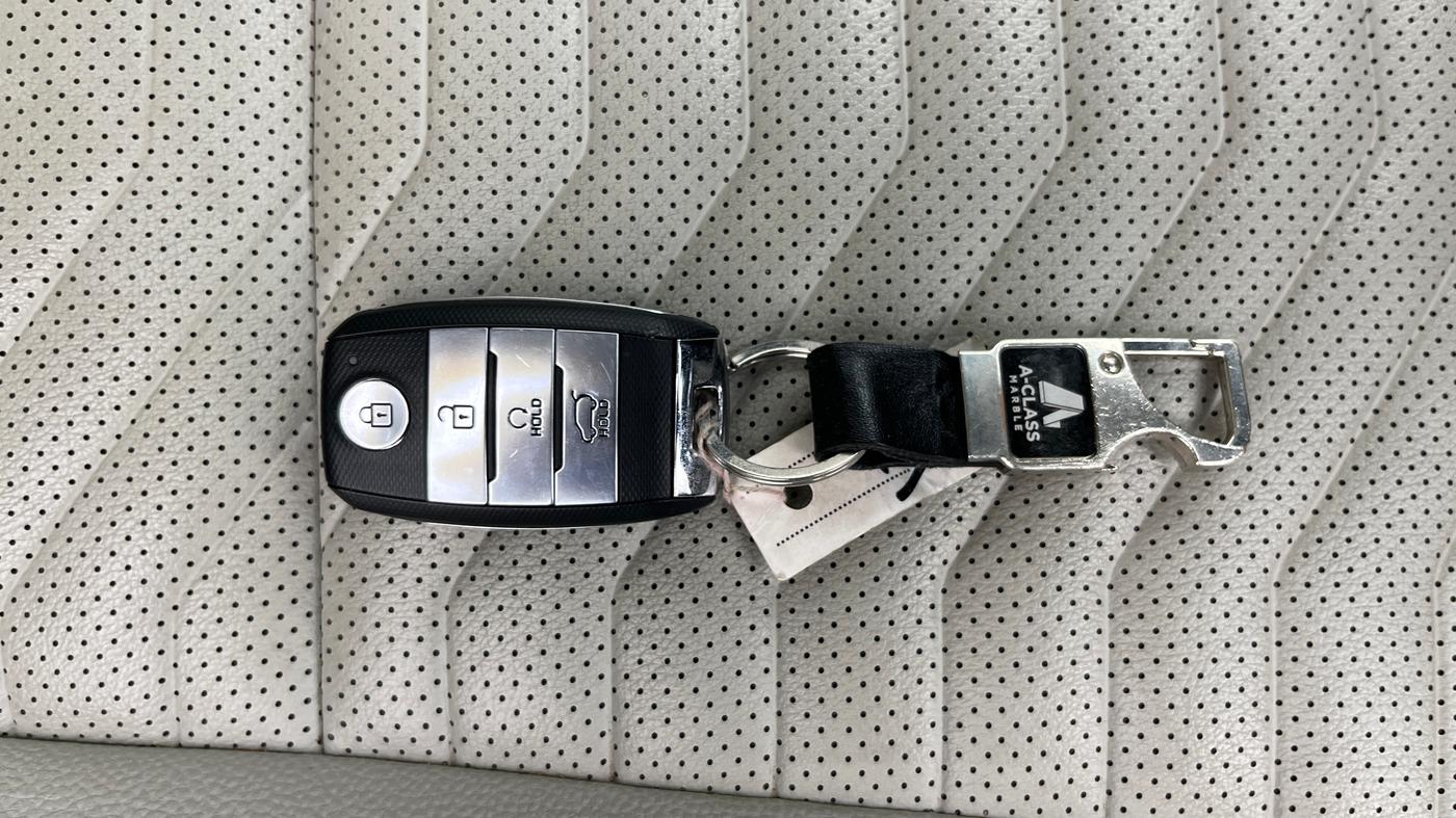 2021 KIA SONET HTX PLUS 1.0 IMT, Petrol, Manual, 50,076 km, Key Close Up