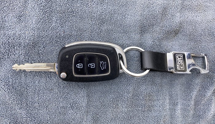 2018 Hyundai Xcent SX 1.2, CNG, Manual, 40,249 km, Key Close Up