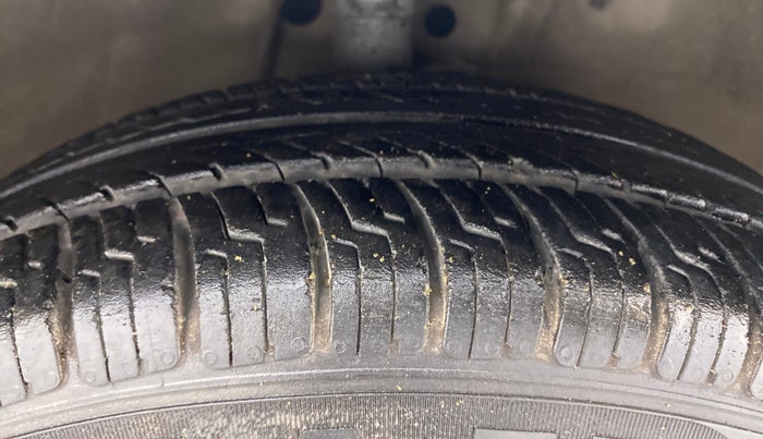 2011 Maruti Swift VXI, Petrol, Manual, 68,239 km, Right Front Tyre Tread