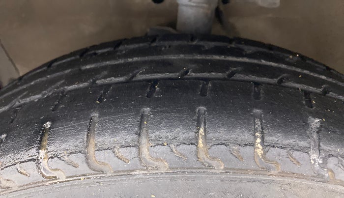 2011 Maruti Swift VXI, Petrol, Manual, 68,239 km, Left Front Tyre Tread