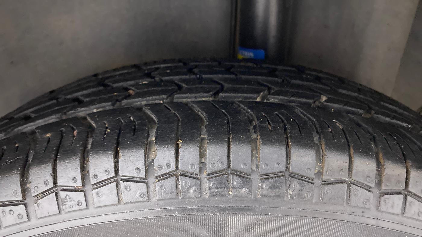 2011 Maruti Swift VXI, Petrol, Manual, 68,239 km, Left Rear Tyre Tread