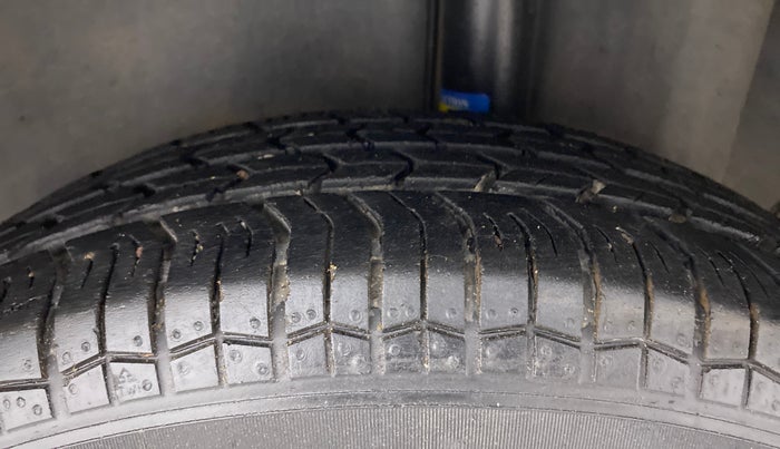 2011 Maruti Swift VXI, Petrol, Manual, 68,239 km, Left Rear Tyre Tread