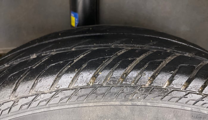 2011 Maruti Swift VXI, Petrol, Manual, 68,239 km, Right Rear Tyre Tread