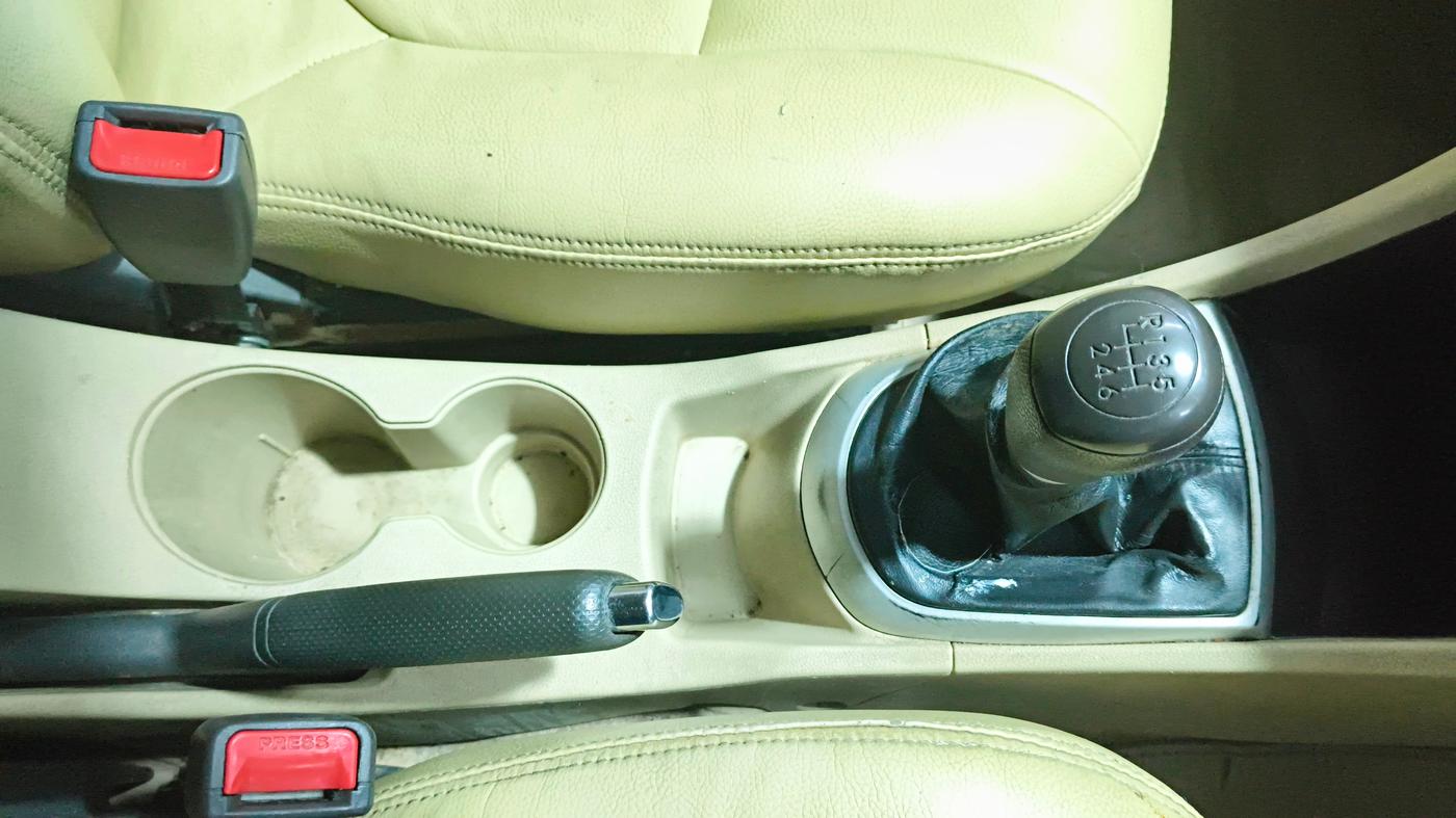 2013 Hyundai Verna FLUIDIC 1.6 CRDI SX, Diesel, Manual, 43,796 km, Gear Lever