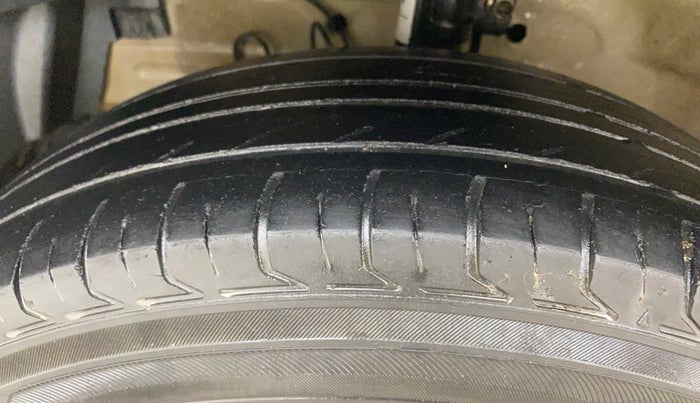 2017 Maruti Swift VXI O, Petrol, Manual, 95,163 km, Left Front Tyre Tread