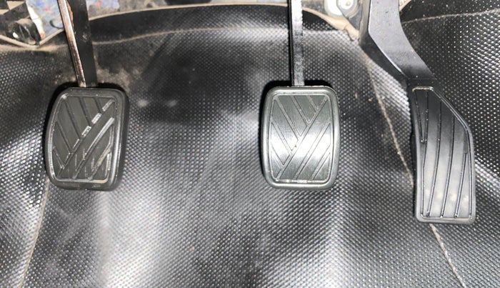 2017 Maruti Swift VXI O, Petrol, Manual, 95,163 km, Pedals