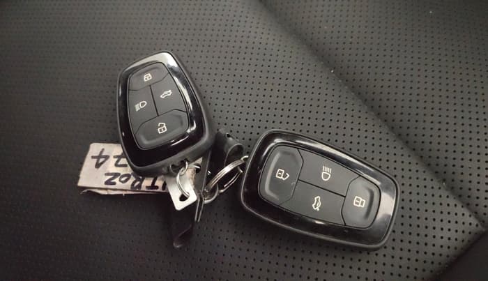2024 Tata ALTROZ XZ PLUS O SUNROOF CNG, CNG, Manual, 16,365 km, Key Close Up