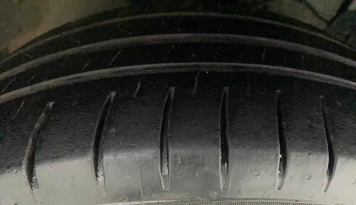 2017 Maruti Ciaz DELTA 1.4 MT PETROL, Petrol, Manual, 1,21,790 km, Right Front Tyre Tread