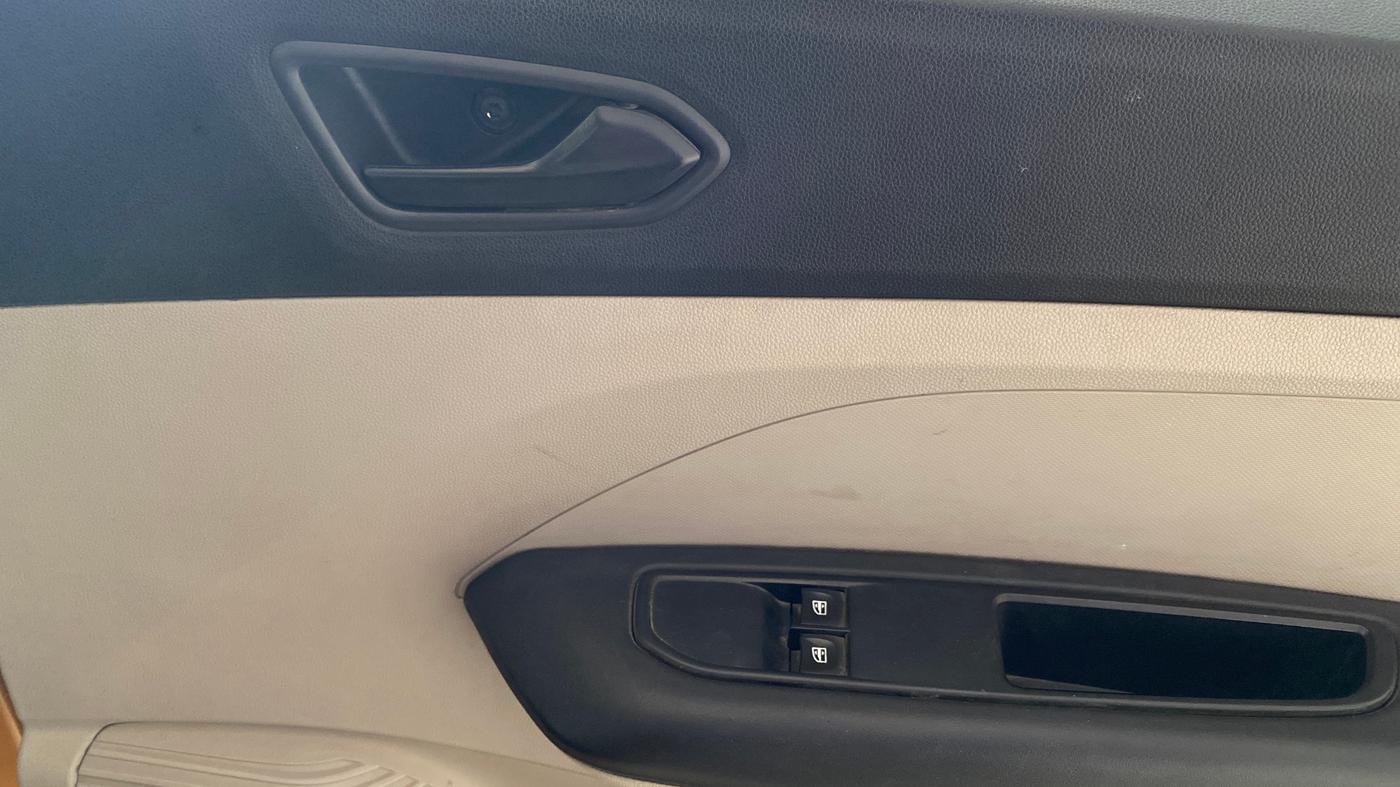 2019 Renault TRIBER RXL MT, Petrol, Manual, 75,425 km, Driver Side Door Panels Control